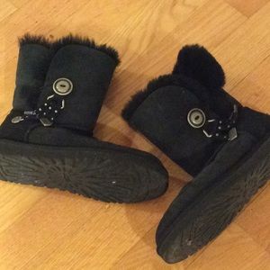 EUC Ugg short black boot sz 8 button charm